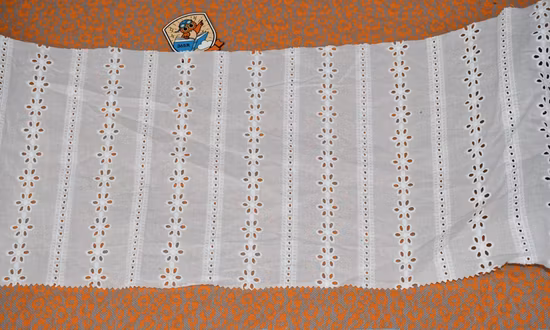 Tessuto floreale in pizzo con occhielli ricamati in cotone 100% prezzo di fabbrica con prezzo all'ingrosso